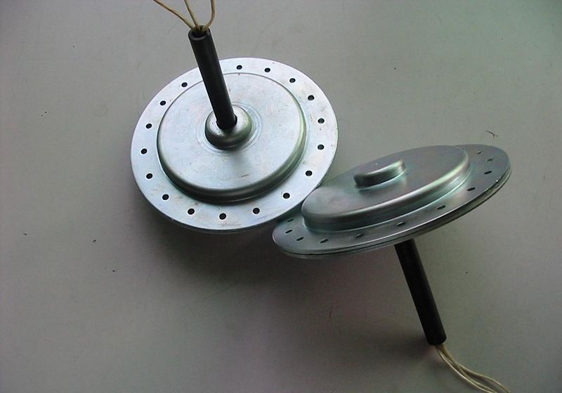 磁盤(pán)式三相發(fā)電機(jī)星連接有四個(gè)終端，如何連接整流器橋？